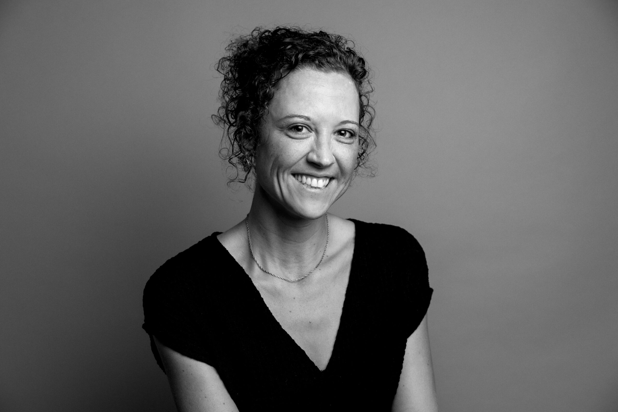 Vrouw lacht naar de camera